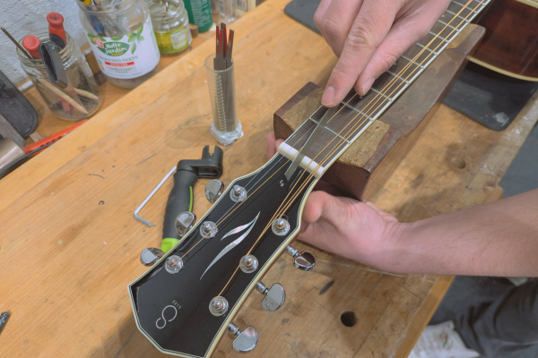 Lire la suite à propos de l’article Pourquoi faire régler sa guitare chez un luthier (et à quelle fréquence ?)