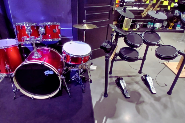 Lire la suite à propos de l’article Batterie acoustique ou batterie électronique: que choisir pour jouer chez soi ?