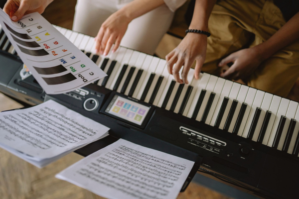 enfant qui apprend à jouer du clavier