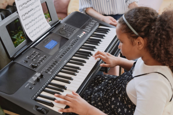 cours de piano enfant sur un clavier numérique